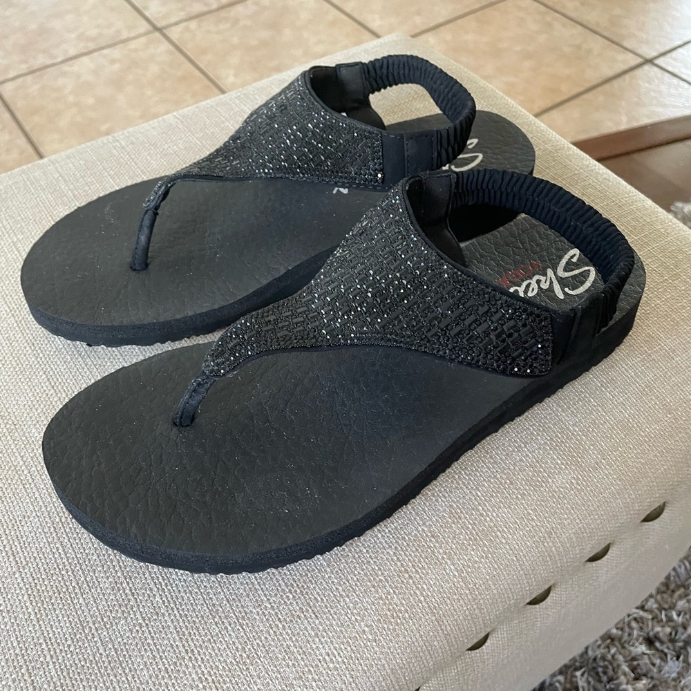 Never worn Sketchers black sandals